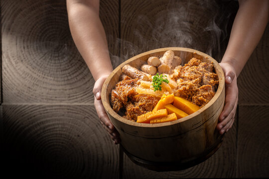 干净背景的中餐菜谱粉蒸肉全家福