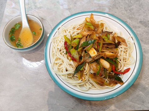 葱爆牛肉盖浇面