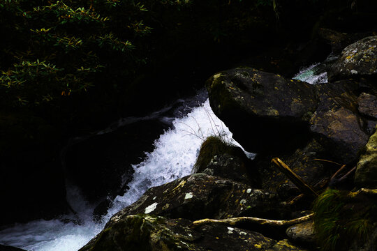 山间溪水