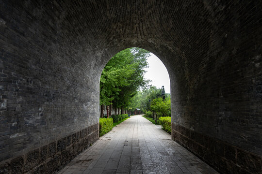 太原晋祠古建筑公园内的拱桥门