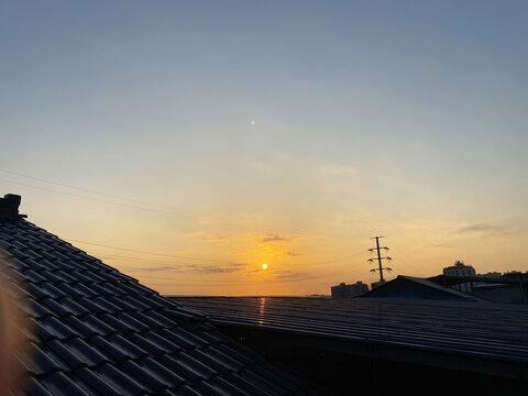 晚霞夕阳落日余晖屋顶天空