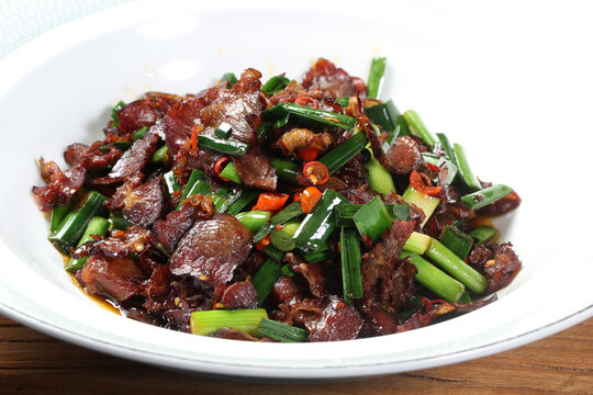 大蒜叶炒腊牛肉