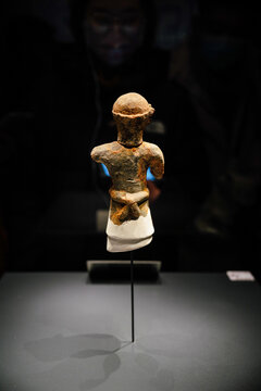 四川广汉三星堆出土陶人背面