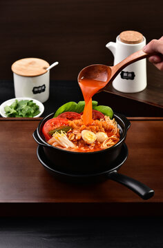 番茄砂锅小酥肉土豆粉