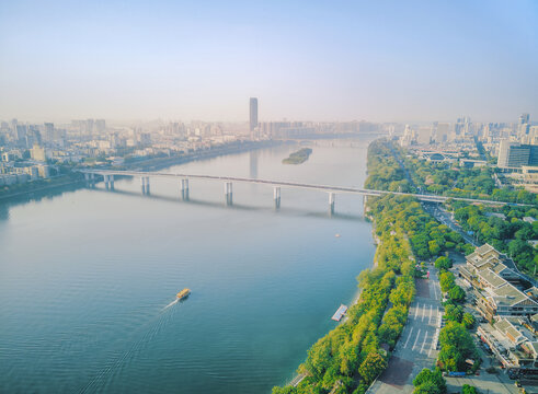 柳州城市风光航拍桥梁和江滨绿地