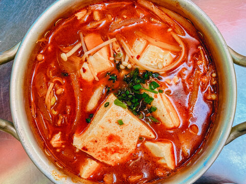 韩式传统麻辣泡菜海鲜豆腐汤