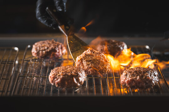 铁板煎和牛汉堡肉特写创意海报