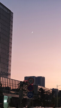 暮色初月