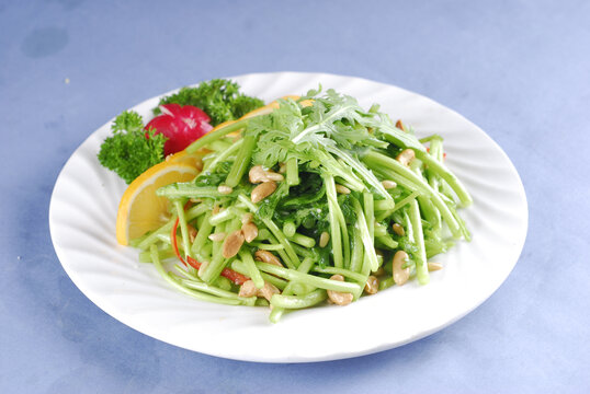 果仁拌茼蒿