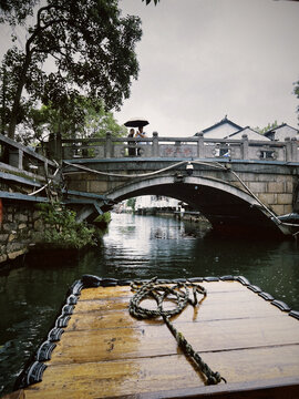 雨中泛舟