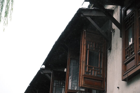 雨中平江河畔建筑