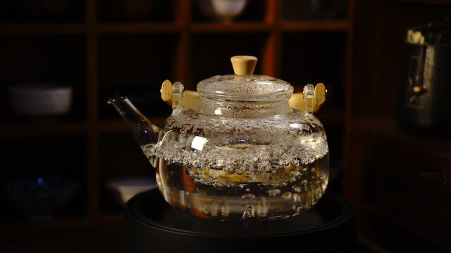 玻璃茶壶里的养生茶