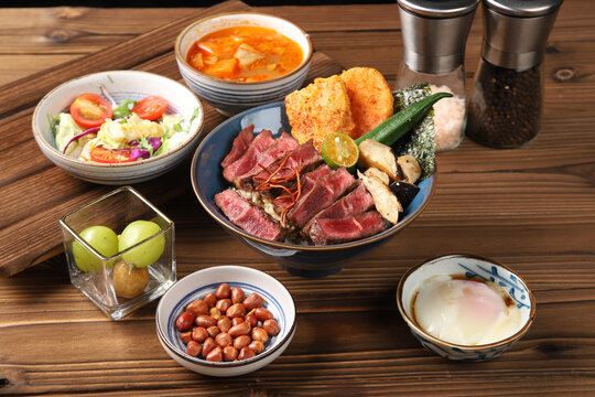 厚切牛排丼