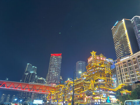 重庆夜晚千厮门大桥旁的洪崖洞