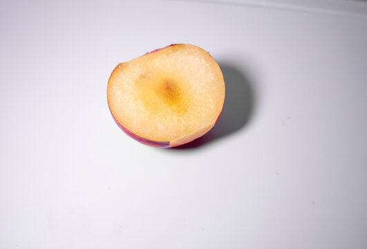 切开的三华李特写