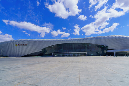 现代建筑旁边空旷地面的休闲广场