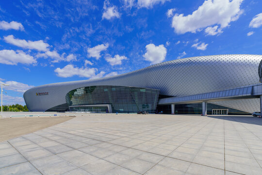 现代建筑旁边空旷地面的休闲广场