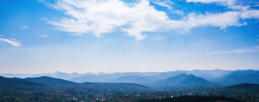 群山天空
