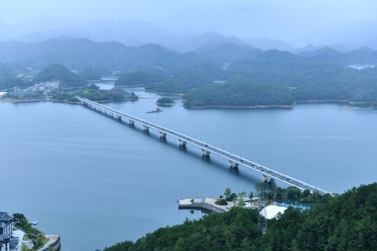 烟雨中的千岛湖