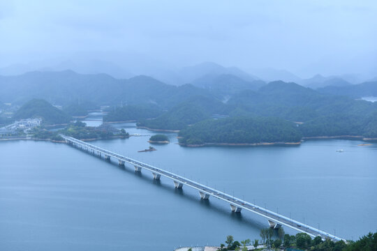 烟雨中的千岛湖