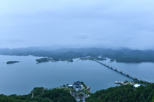 烟雨中的千岛湖