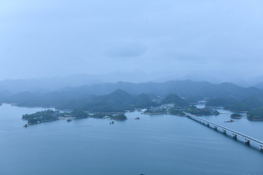 烟雨中的千岛湖