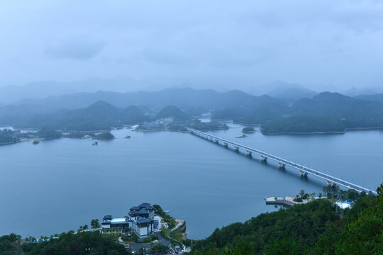 烟雨中的千岛湖