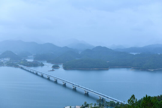 烟雨中的千岛湖