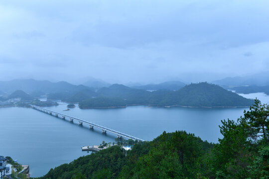 烟雨中的千岛湖