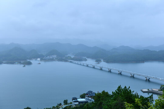 烟雨中的千岛湖
