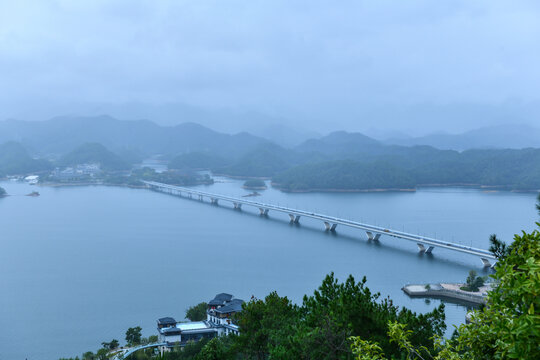 烟雨中的千岛湖