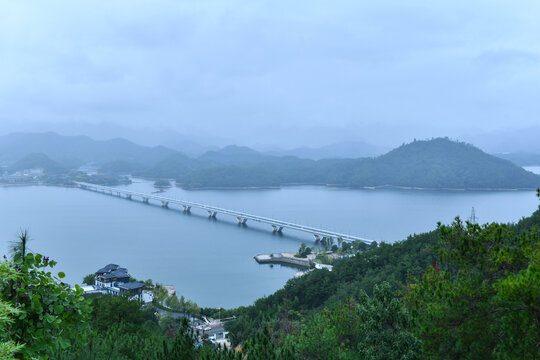 烟雨中的千岛湖