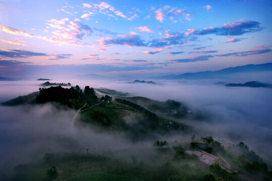 县河朝霞