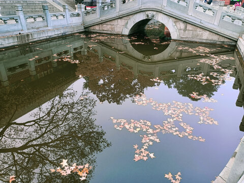 北京香山公园里的拱桥枫叶倒影