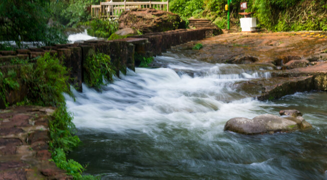 七彩飞瀑水景