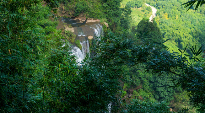 七彩飞瀑水景