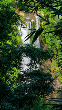 七彩飞瀑水景