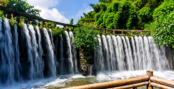 七彩飞瀑水景