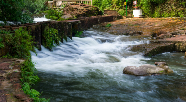七彩飞瀑水景
