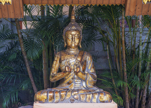 勐泐大佛寺镀金坐佛像雕塑像