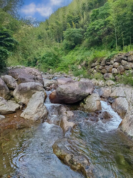 在山泉水清