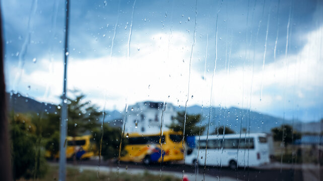 雨天车窗外