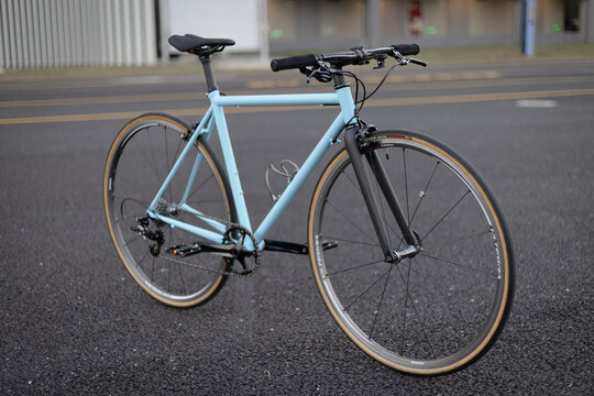 精致蓝色钢架平把公路自行车
