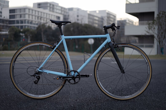 精致蓝色钢架平把公路自行车