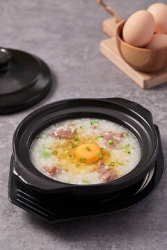 窝蛋菜粒滚牛肉粥