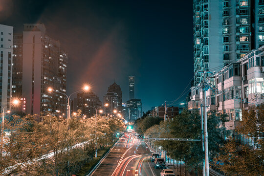 北京夜晚道路上的车流