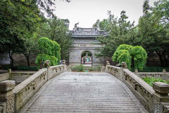 岳王庙岳飞墓