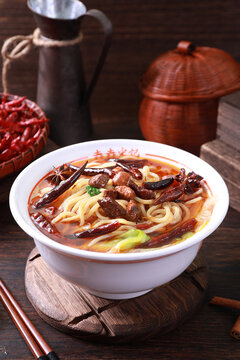 卤肉板面