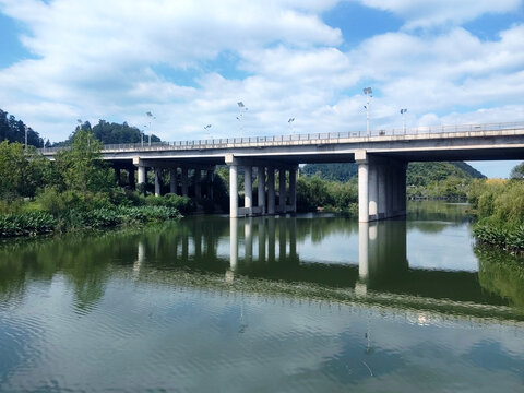 湖面高架桥