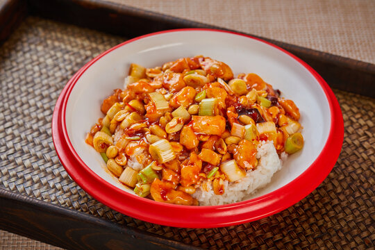 宫爆鸡丁盖饭